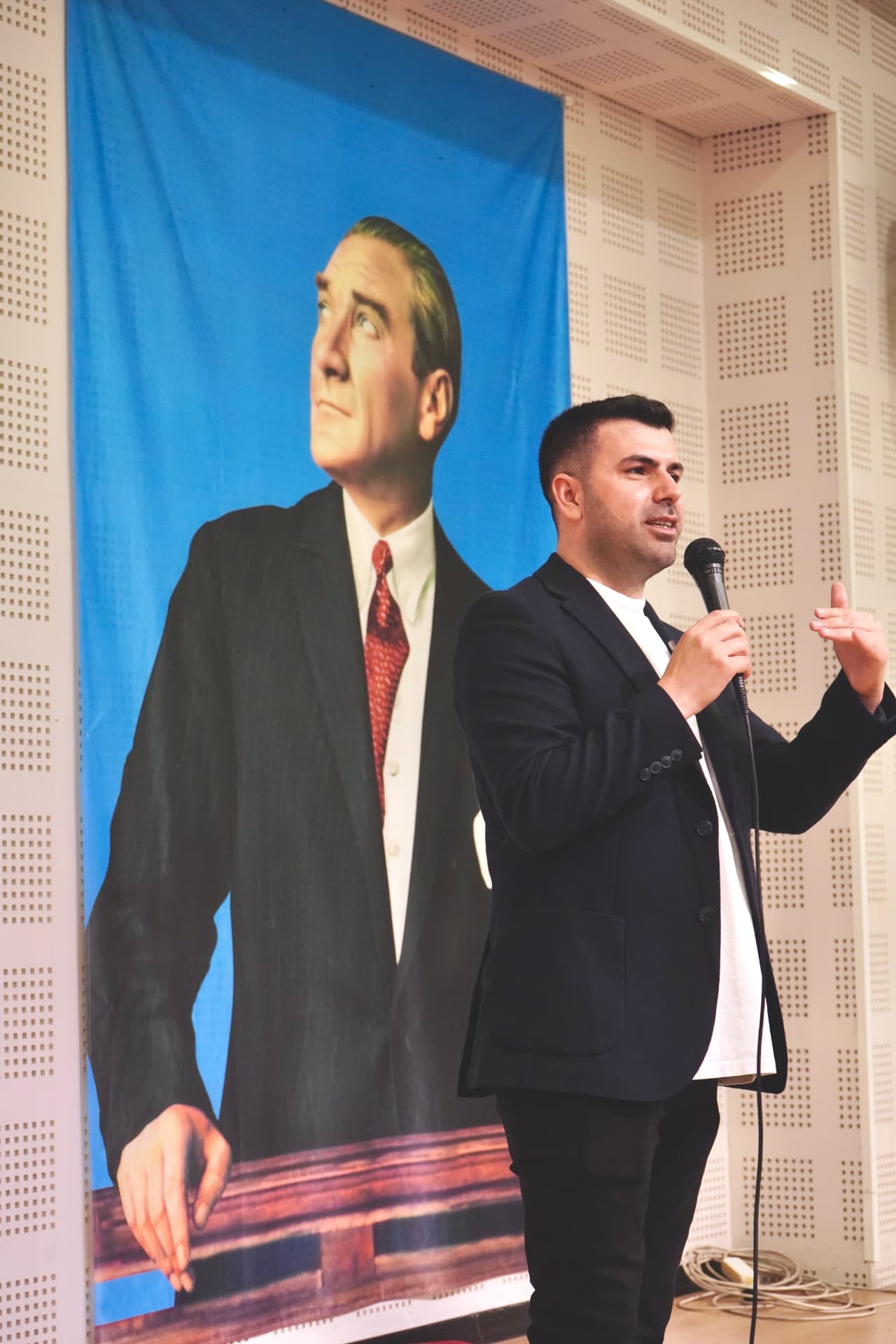 Cihan Buğdaycı Atatürk portresi önünde konuşma yaparken