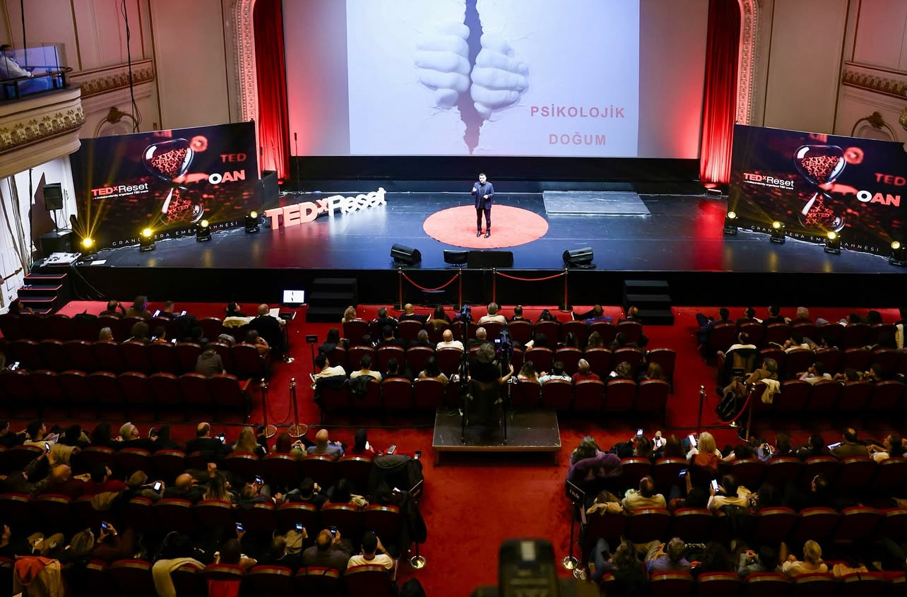 TEDxReset salonunun genel görünümü, sahnede Cihan Buğdaycı