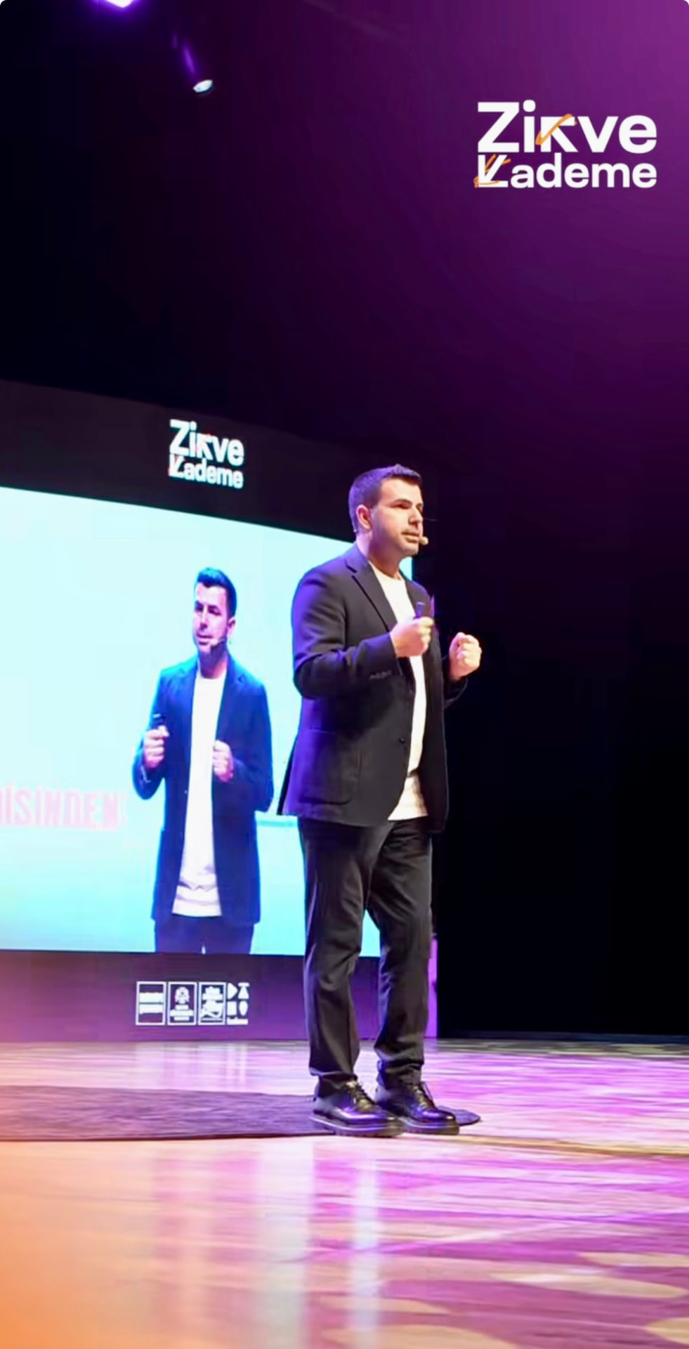 Zirve Kademe sahnesinde konuşma anı