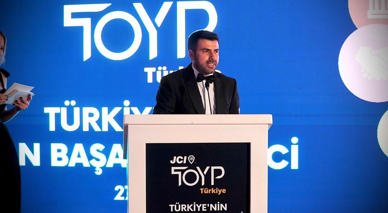 Cihan Buğdaycı JCI TOYP Türkiye ödül töreninde kürsüde