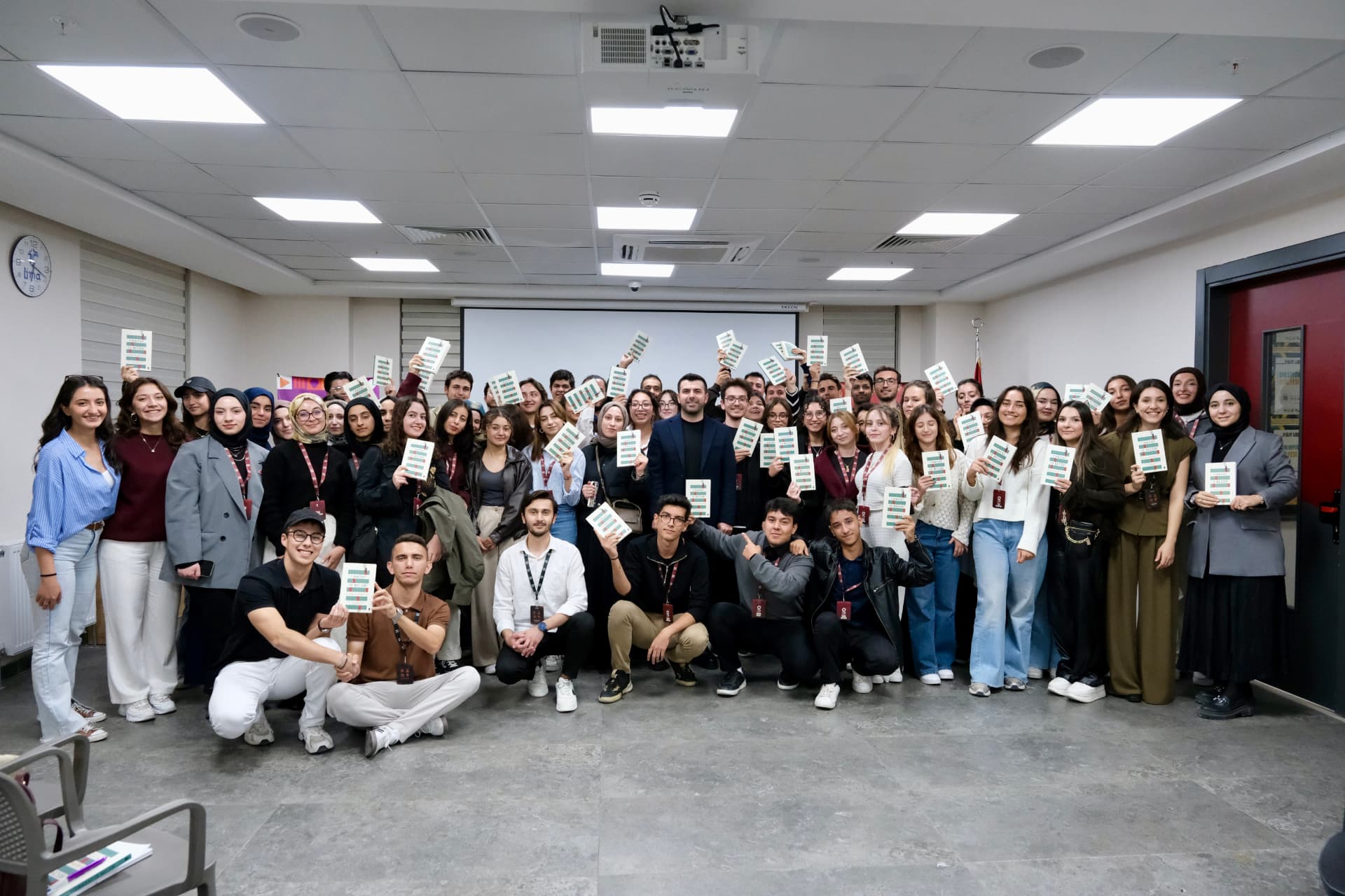 Cihan Buğdaycı bir üniversitede öğrencilerle