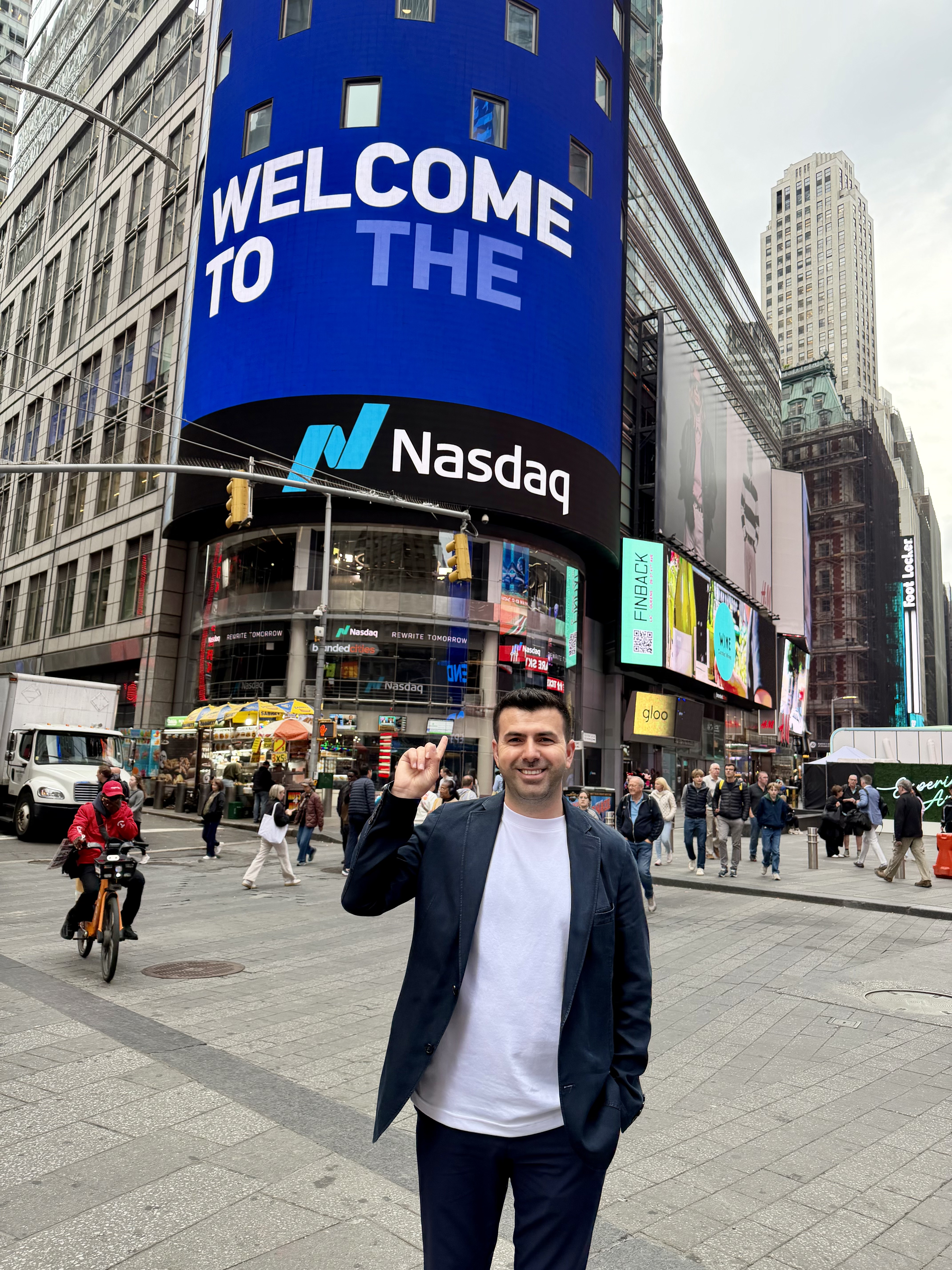 Nasdaq binası önünde New York'ta