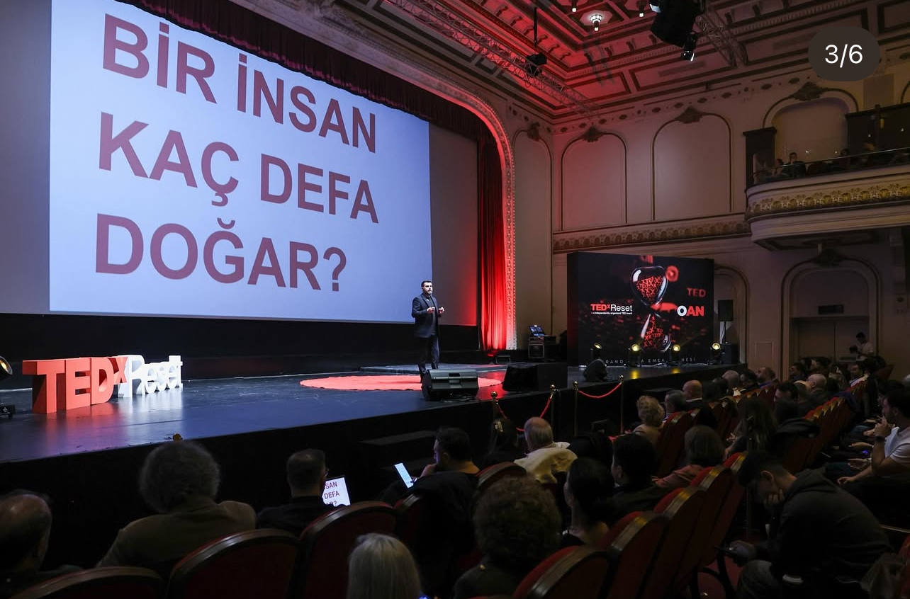TEDxReset sahnesinde 'Bir insan kaç defa doğar?' sorusu ekranda